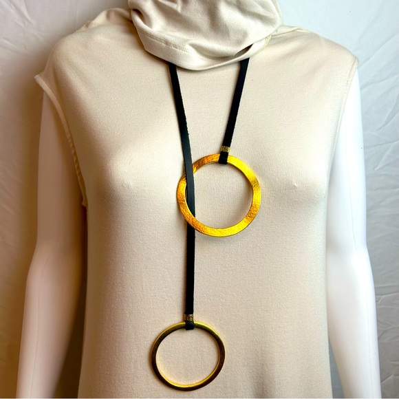 Modern Black leather & hammered brass Clr designer necklace w/Interlocking rings - Picture 6 of 7